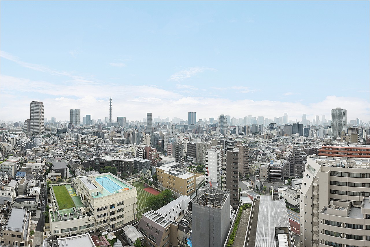 地下2階付き32階建てマンションの21階部分に位置しています。家事や仕事の合間に景色を眺めてリラックスできそうです。