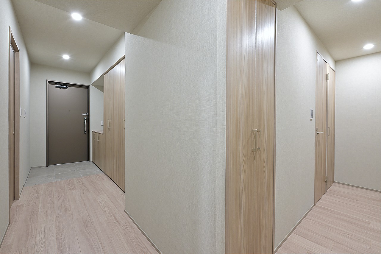 玄関には高さのあるシューズボックスを設置しています。たっぷりと収納でき、きれいな空間を保てます。お出かけの際に必要なものもすぐ取り出すことができ便利です。