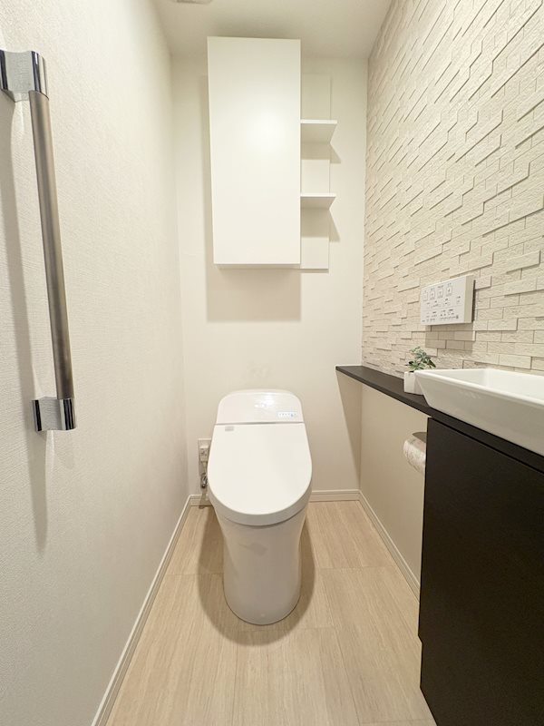 【トイレ】ナチュラルで清潔感のあるトイレ空間。手洗場が設置されており、利用後の手洗いもスムーズ・・・