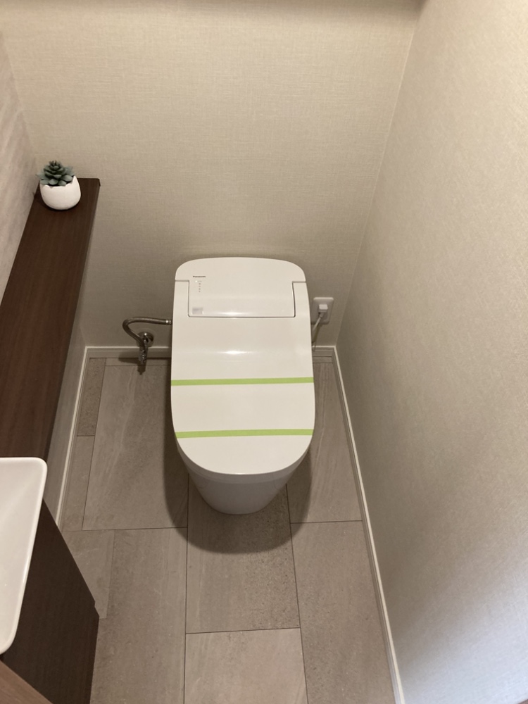 飾り棚としても利用できる、手洗いカウンターが設けられたトイレです。季節のお花やお好みの小物が飾れます。