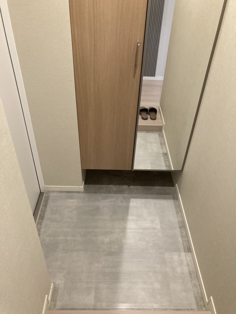 シューズクローゼットの扉に鏡がついており、姿見として利用できます。お出掛け前の身だしなみチェックに重宝しそうです。