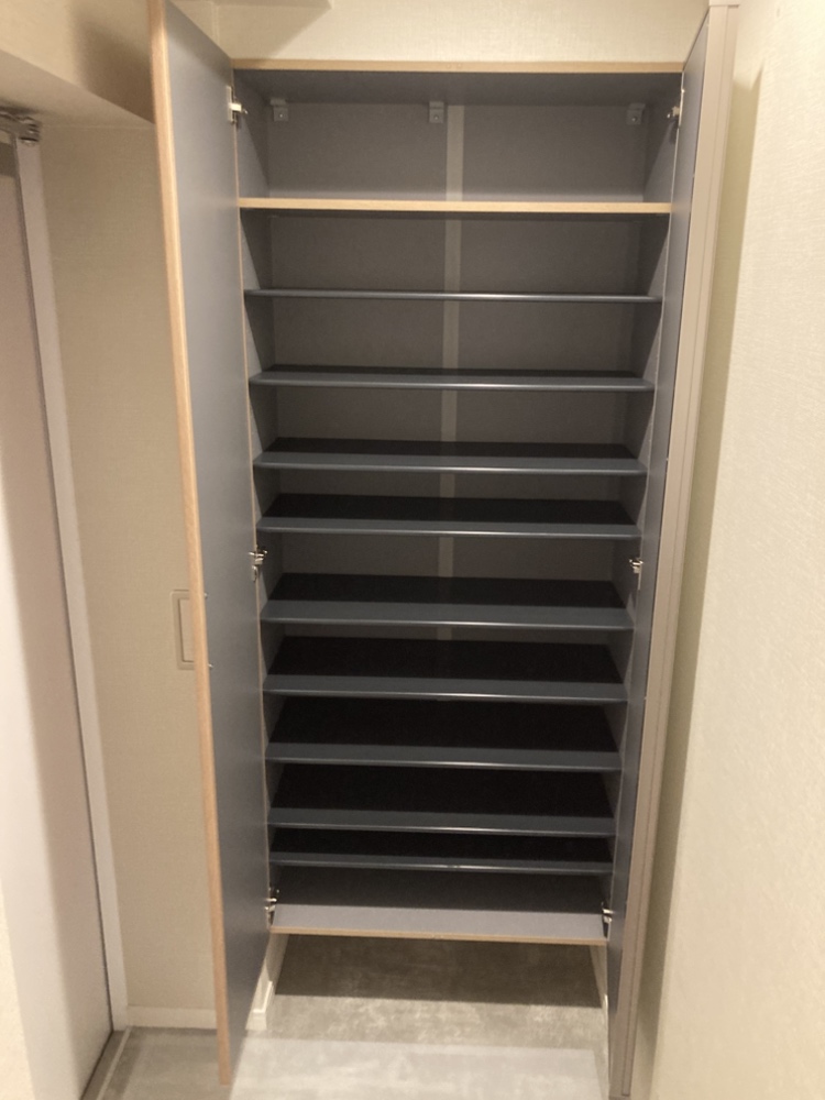 たくさんの靴を収納可能です。空間を有効活用できるフロートタイプなので、下に使用頻度の高い靴を置いておけます。