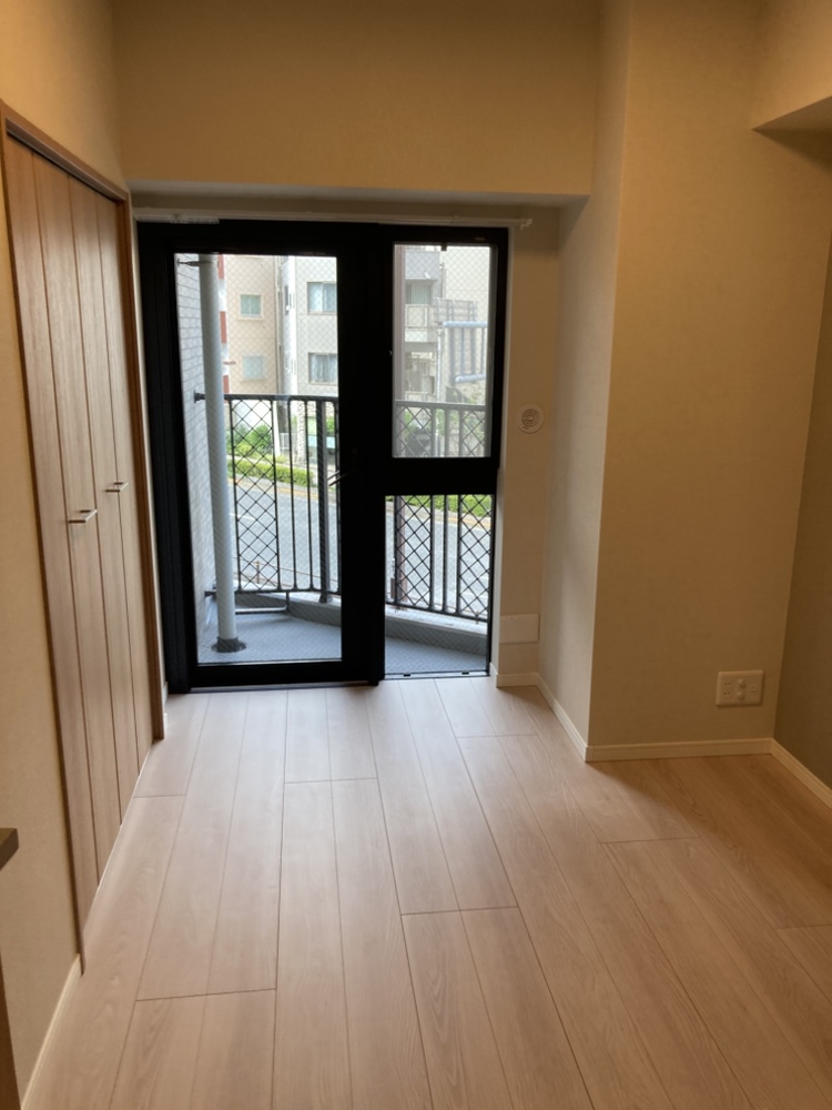 廊下から出入りできる、独立した約4.7帖の洋室です。お部屋での時間もゆったりと過ごせそうです。