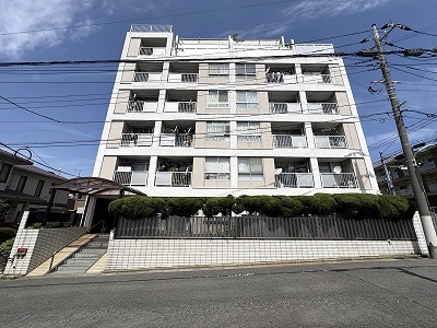 低層住宅が並ぶエリアに立地する、落ち着いた雰囲気のマンション。