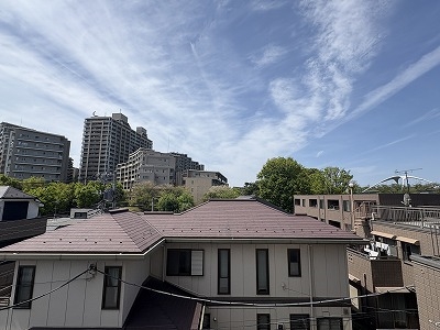 周辺は低層住宅中心で、開放的な眺望が広がります。