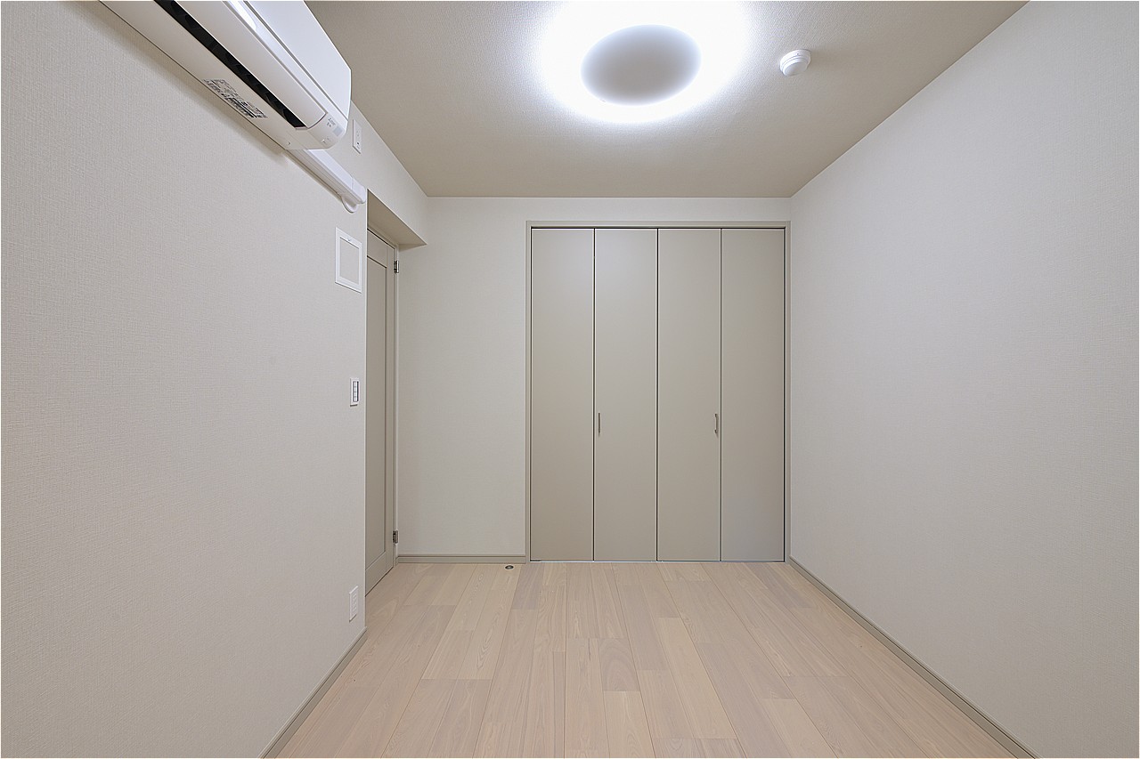 LDKに隣接している約5.0帖の洋室。引き戸を介して隣接しており、ご家族のライフスタイルやシーンに応じてマルチに利用することができます。