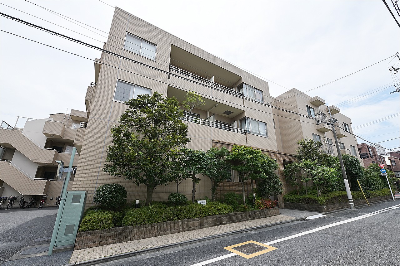 総戸数30戸、鉄筋コンクリート造地上3階・地下1階建マンションの1階部分。閑静な住宅街にありながらも、徒歩10分圏内にスーパーと小学校があり、利便性を兼ね備えています。