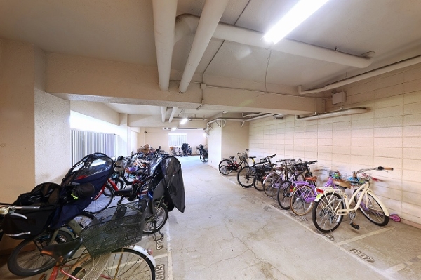 屋根付きの平置き駐輪場