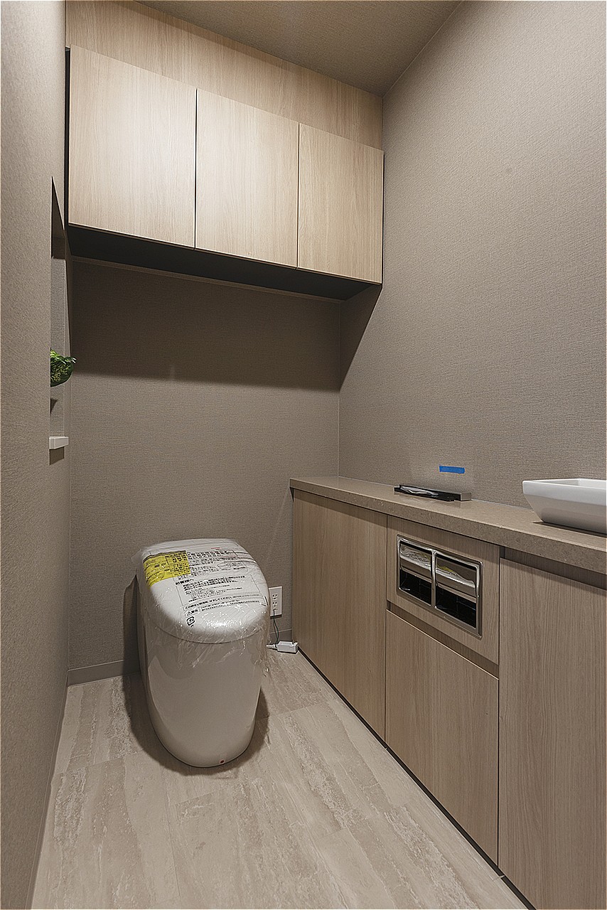 温水洗浄便座付きで、毎日快適に使うことができます。トイレットペーパーのストックや掃除グッズを置くのに便利な収納付きです。
