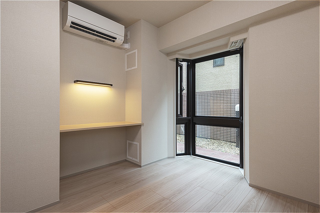 南側の約5.1帖の洋室です。子供部屋や仕事部屋など、多用途に活用できます。机としても使えるカウンター付きです。