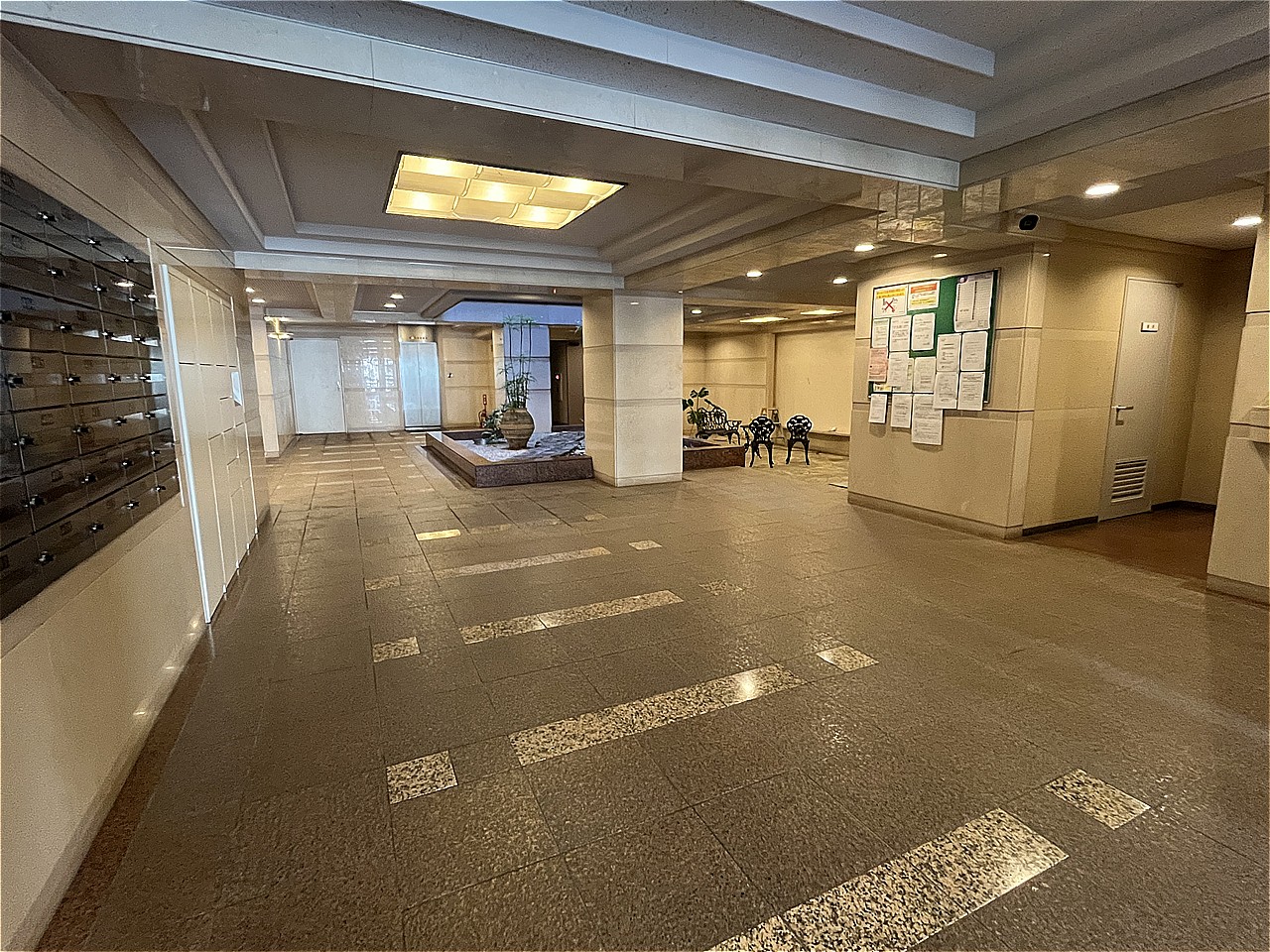 折り上げ天井を採用した、明るくきれいなロビー。段差が少なく、ベビーカーや大きな荷物を持っていても移動がスムーズにできます。