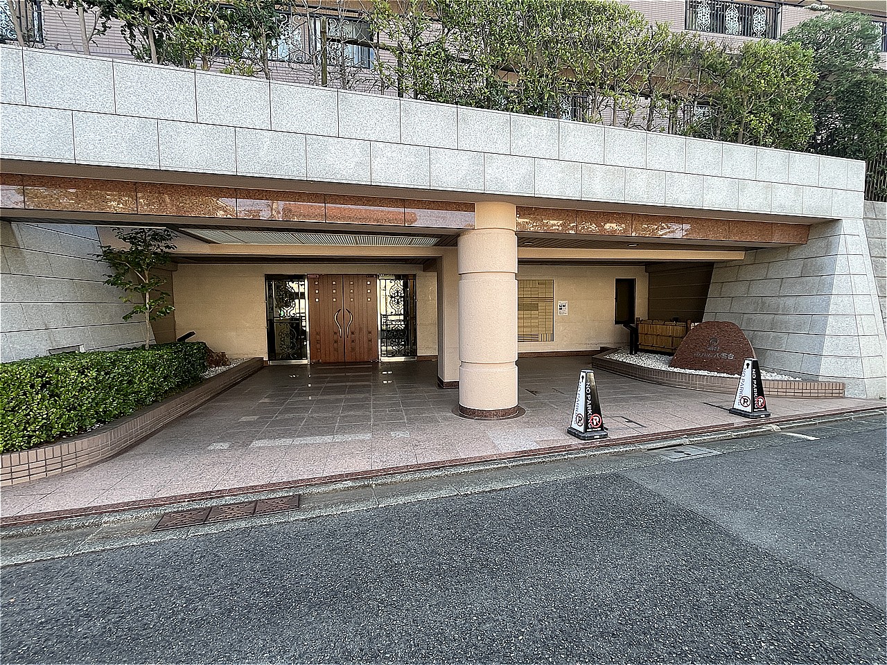エントランス入口には屋根がありますので、雨の日も慌てずに傘をさすことができます。オートロック・TVモニター付きインターホンを採用しています。