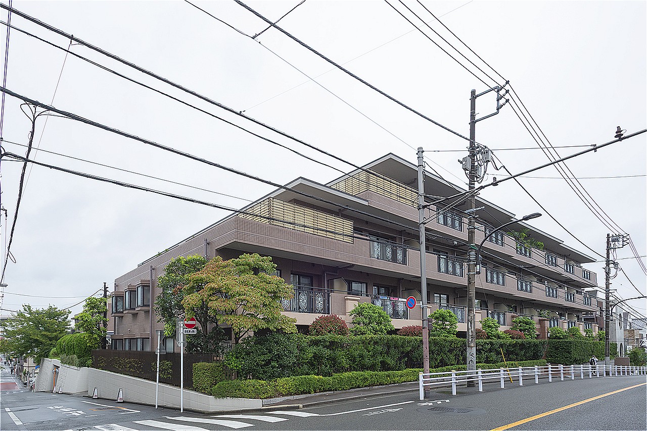東急東横線「都立大学」駅まで徒歩12分。複数沿線利用可能なため、通勤・通学の幅が広がります。1996年6月築のマンションです。