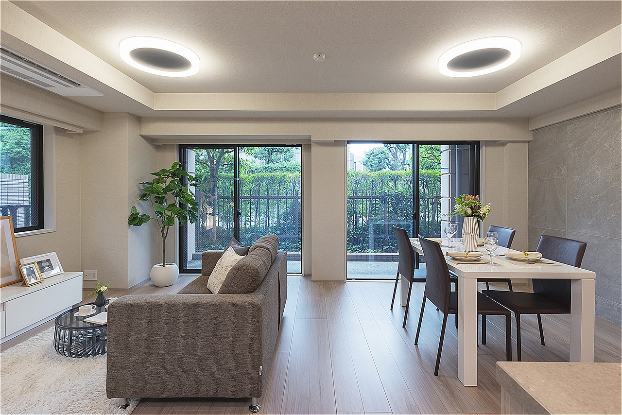 明るく開放感のある空間です。西×南の2面に窓を設けているので、夕方まで暖かな陽光が差し込みます。全居室、お手入れのしやすいフローリング仕様です。