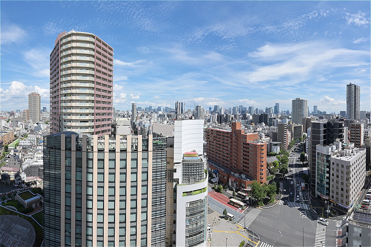 地上17階部分、東向きバルコニーからの眺望です。視界を遮るような高い建物がなく、開放感のある景色を望めます。※眺望は将来にわたって保証するものではありません。