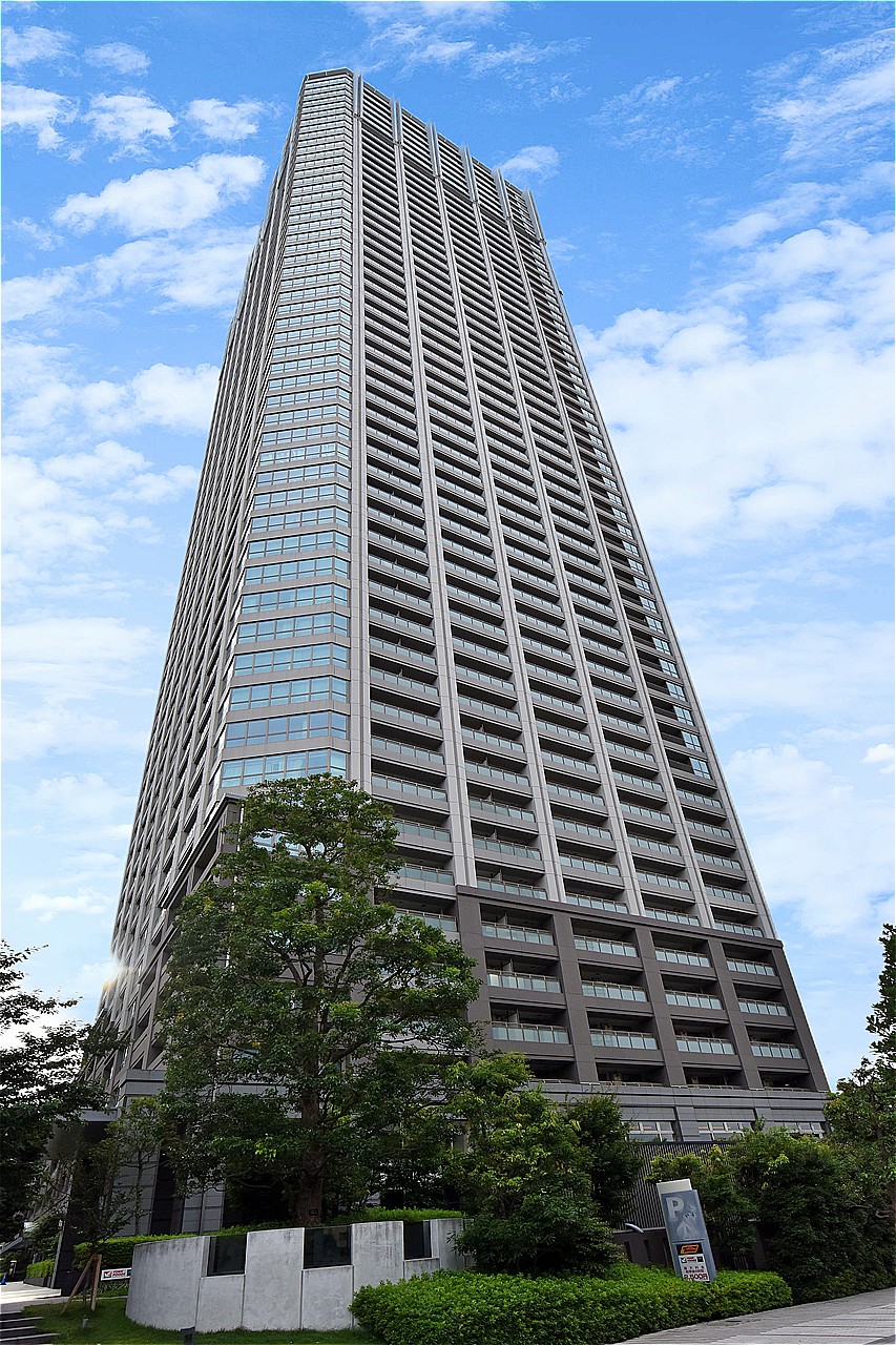 東京メトロ丸ノ内線「新宿御苑前」駅まで徒歩7分、東京メトロ副都心線・都営新宿線「新宿三丁目」駅まで徒歩9分など、複数沿線を利用可能。商業地域に位置しており、交通アクセス・利便性に恵まれた立地です。