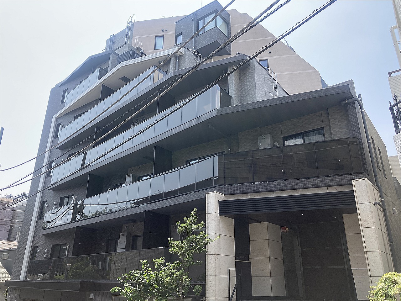 JR山手線「恵比寿」駅まで徒歩6分。代官山・中目黒が生活圏内にあります。7階建ての6階部分、南西向き1LDKの二方角住戸。ペットの飼育が可能なマンションです(細則有り)。