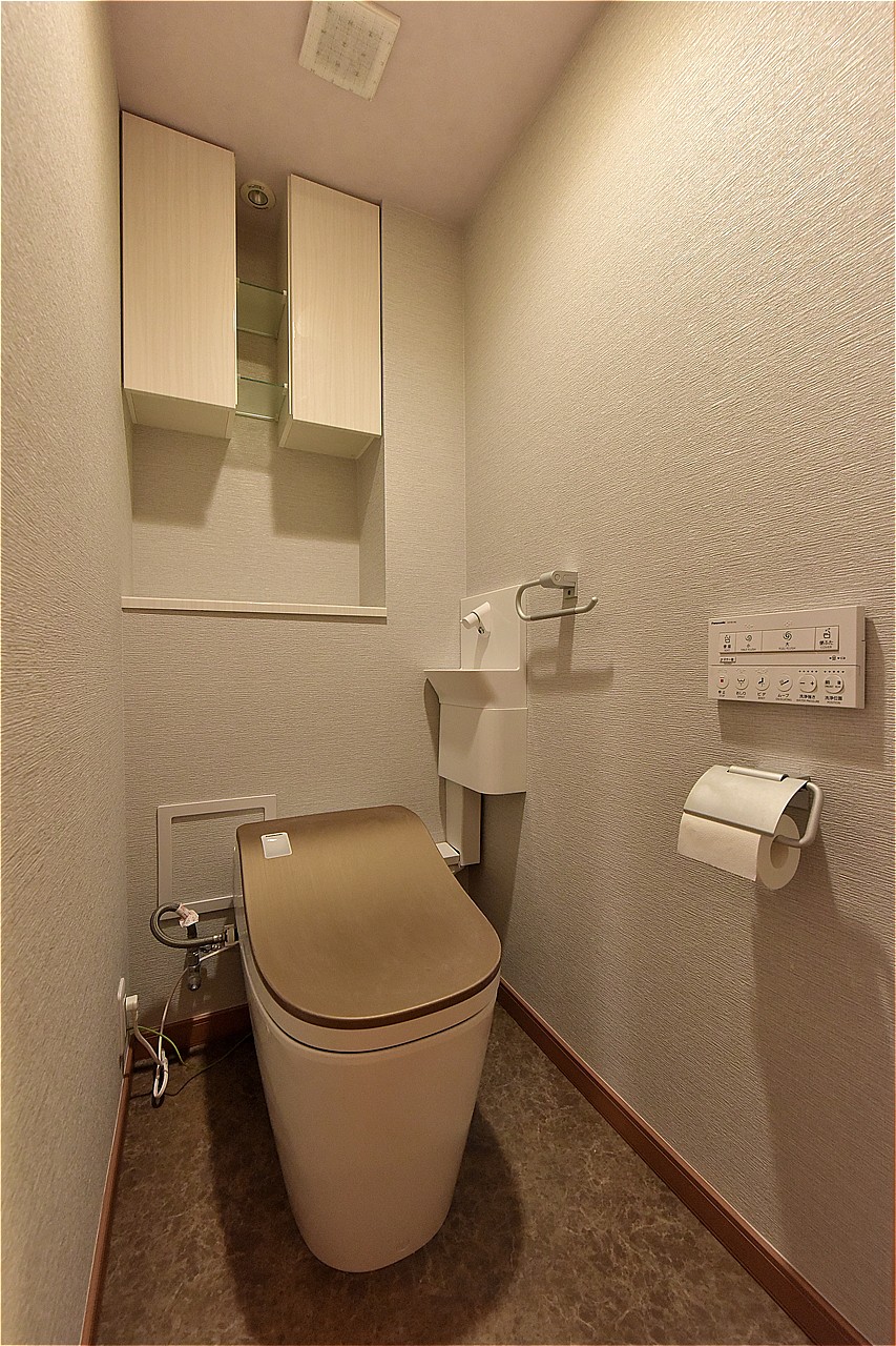 清潔感のあるトイレです。温水洗浄便座付きで、毎日快適に使うことができます。トイレットペーパーのストック置きに便利な収納付きです。