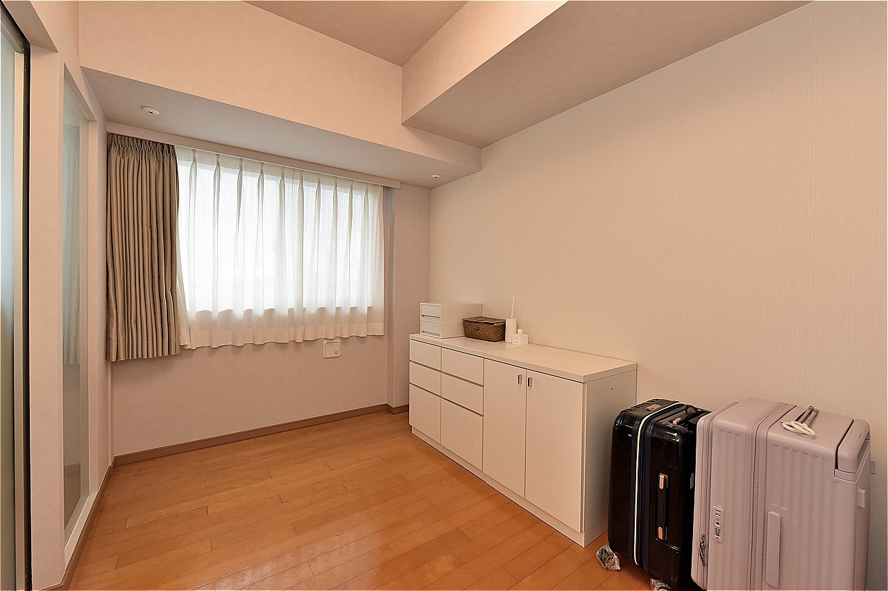 LDに隣接する洋室です。仕事部屋や家事室など、多用途に活用できます。採光部は腰高窓のため、壁面を利用した家具の配置ができます。収納付きなので、お部屋がすっきり整います。