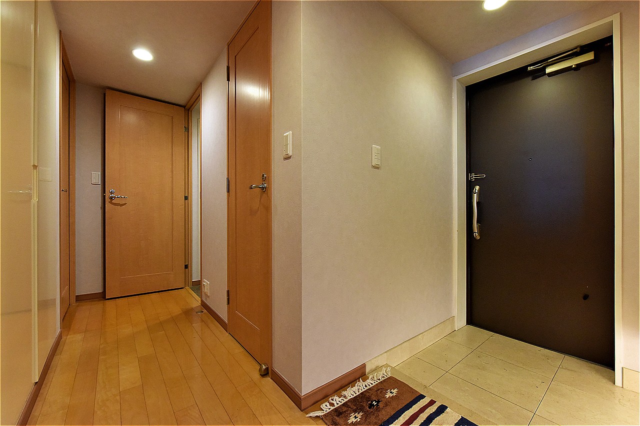 玄関から各居室が直接見えにくいため、プライバシーを保ちやすいです。廊下にも収納が設けられています。日用品のストックや防災グッズの収納に便利です。