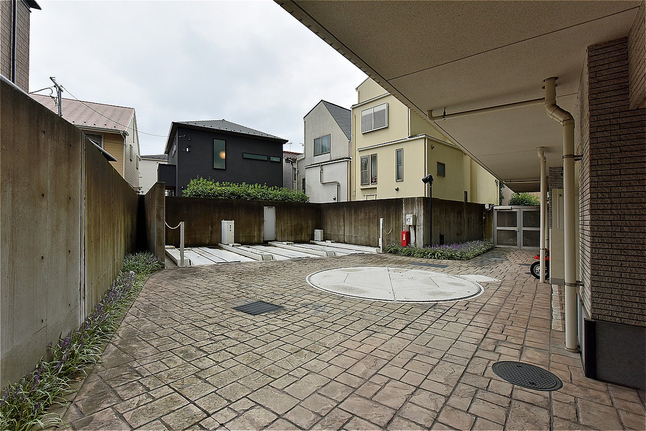 共用部は綺麗に管理されています。敷地内には、駐車場・駐輪場・バイク置場が設けられています。※最新の空き状況や使用料は、お気軽にお問合せください。