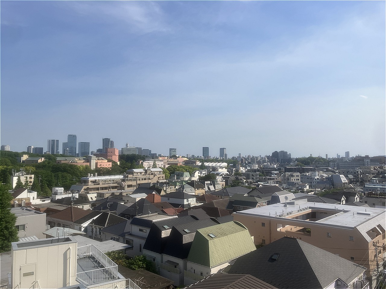 地上9階建の7階部分に位置します。目の前に視界を遮る大きな建物がありません。晴れた日には青空を望み、リフレッシュできます。※眺望は将来にわたって保証するものではありません。
