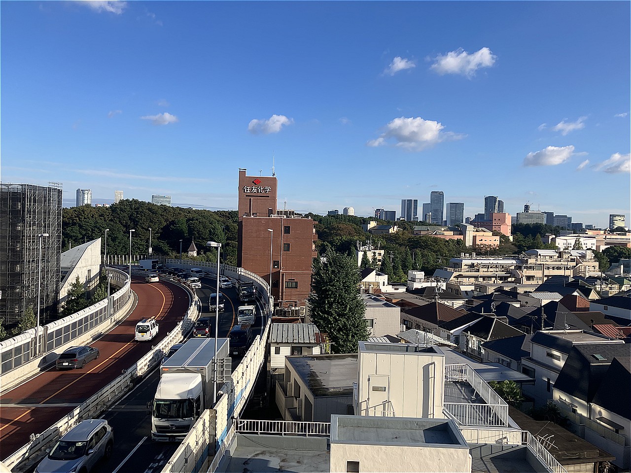 小田急線「参宮橋」駅まで徒歩3分、京王新線「初台」駅まで徒歩10分など複数沿線利用可能。「新宿」駅までスムーズなアクセスが叶う、利便性の高い住環境。※眺望は将来にわたって保証するものではありません。