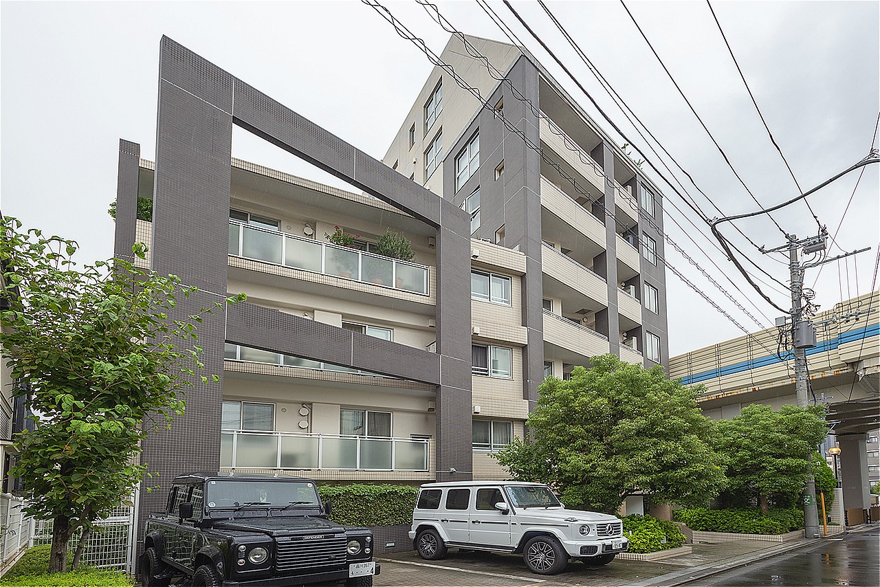 総戸数42戸、鉄筋コンクリート造・地上9階建マンション。大切なペットと暮らせます(飼育細則あり)。これからペットを飼うことを検討中の方にもおすすめです。