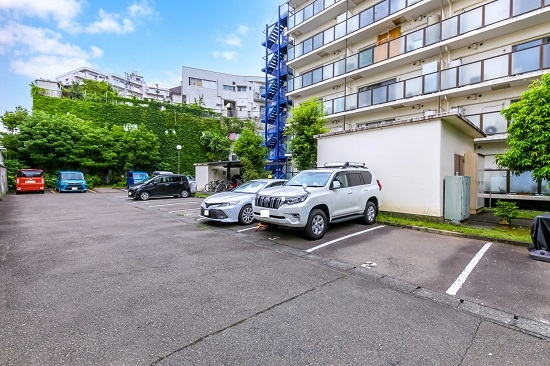 敷地内駐車場にタイムズレンタカーがあります