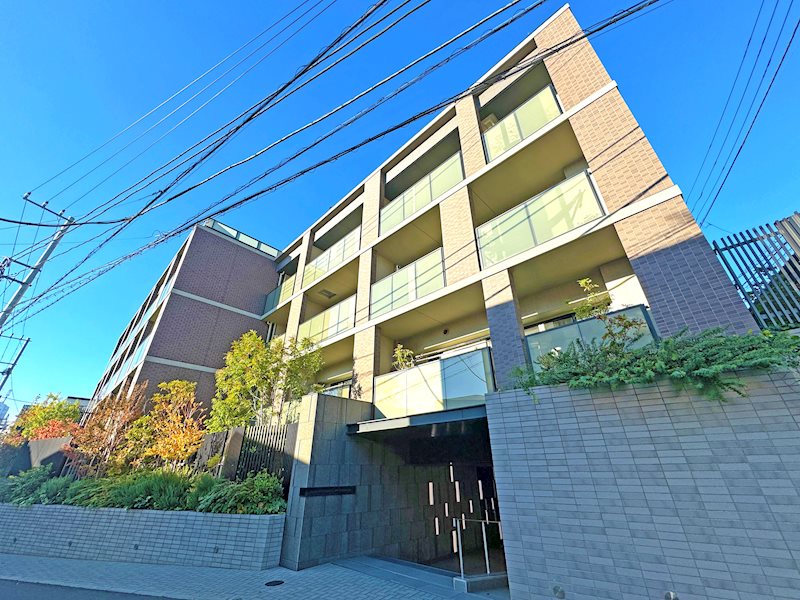 2019年築の築浅マンション。スーパー「ライフ」まで徒歩1分の利便性の良い立地です。