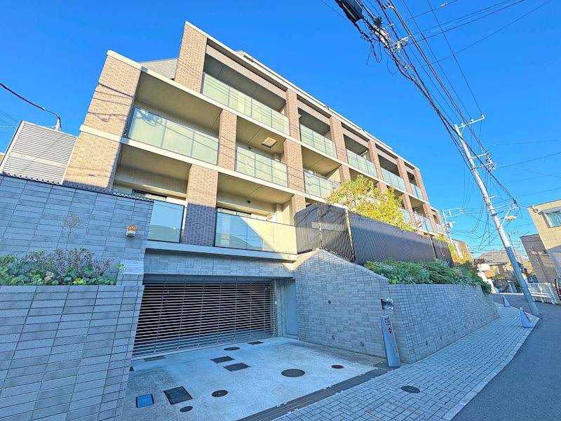 2019年築の築浅マンション。スーパー「ライフ」まで徒歩1分の利便性の良い立地です。