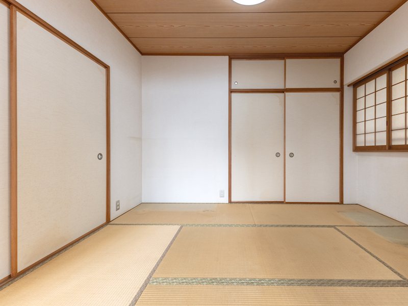 【和室　約6帖】LDKと隣接した6帖の和室。リビングから目が届く場所なので、お子様の遊び部屋・お昼・・・