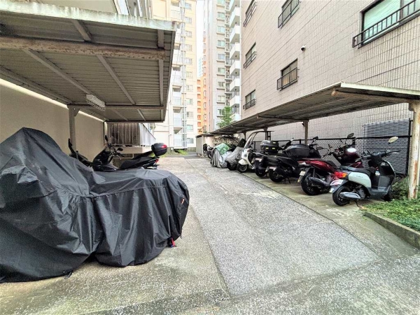敷地内バイク置場。