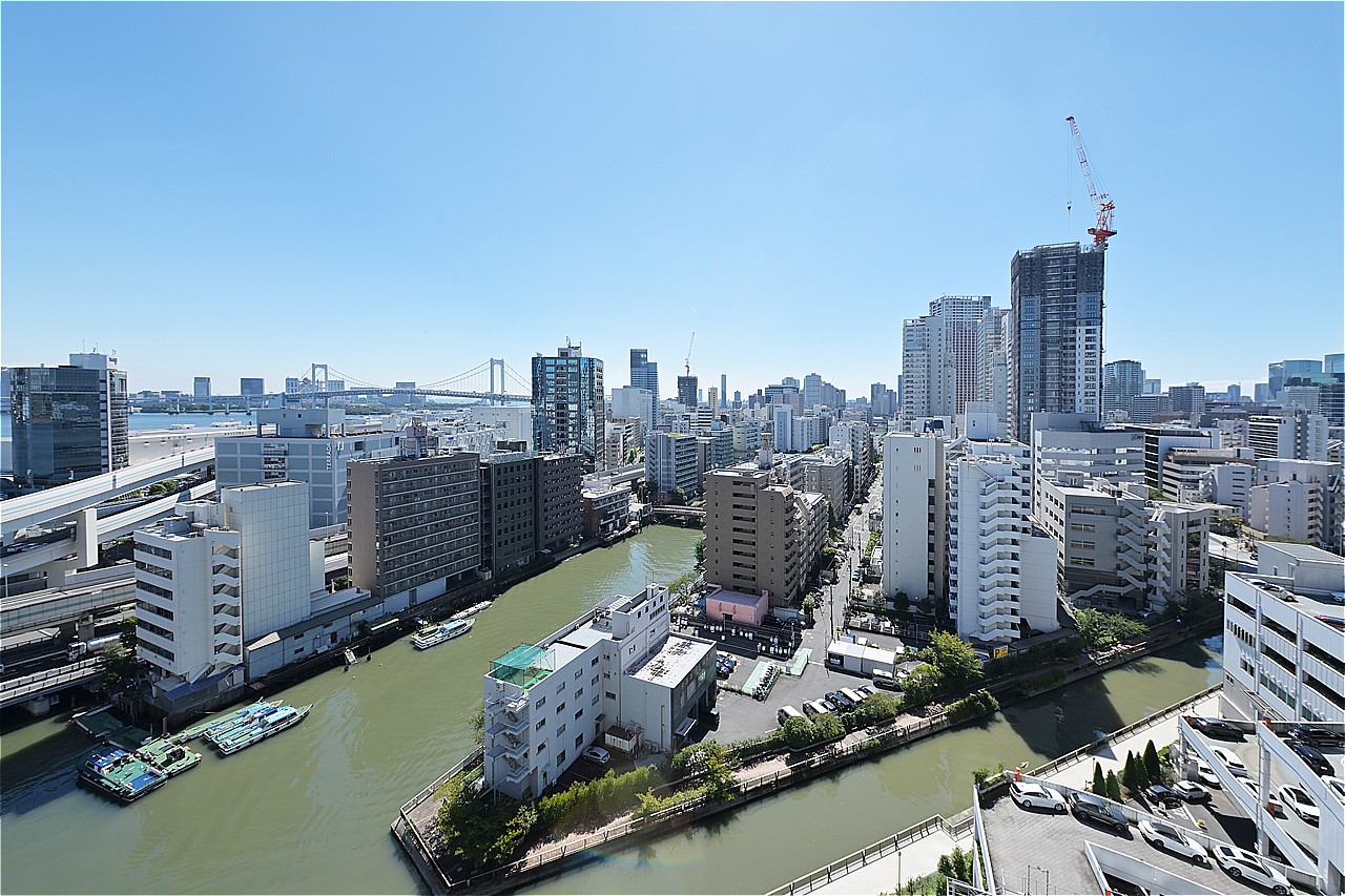 地上34階建の15階部分に位置します。天気の良い日は青い空と海、運河が目の前に広がる、開放的な眺めを楽しめます。※眺望は将来にわたって保証するものではありません。