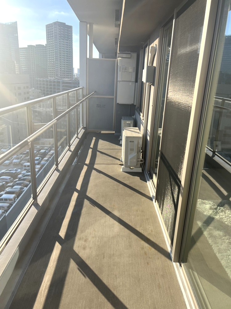 LDKと洋室2部屋に跨る広さのバルコニー。手摺りは透明感のあるデザインのため、景色を楽しめるとともに、明るい陽光を室内に取り込めます。