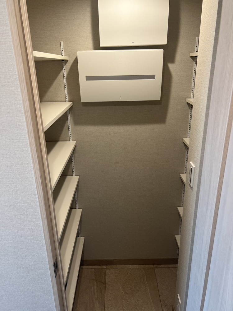 可動棚を備えたSICは、靴の高さに合わせて無駄なく空間を活用可能。ブーツやレイングッズ、お手入れ用品までたっぷり収まります。
