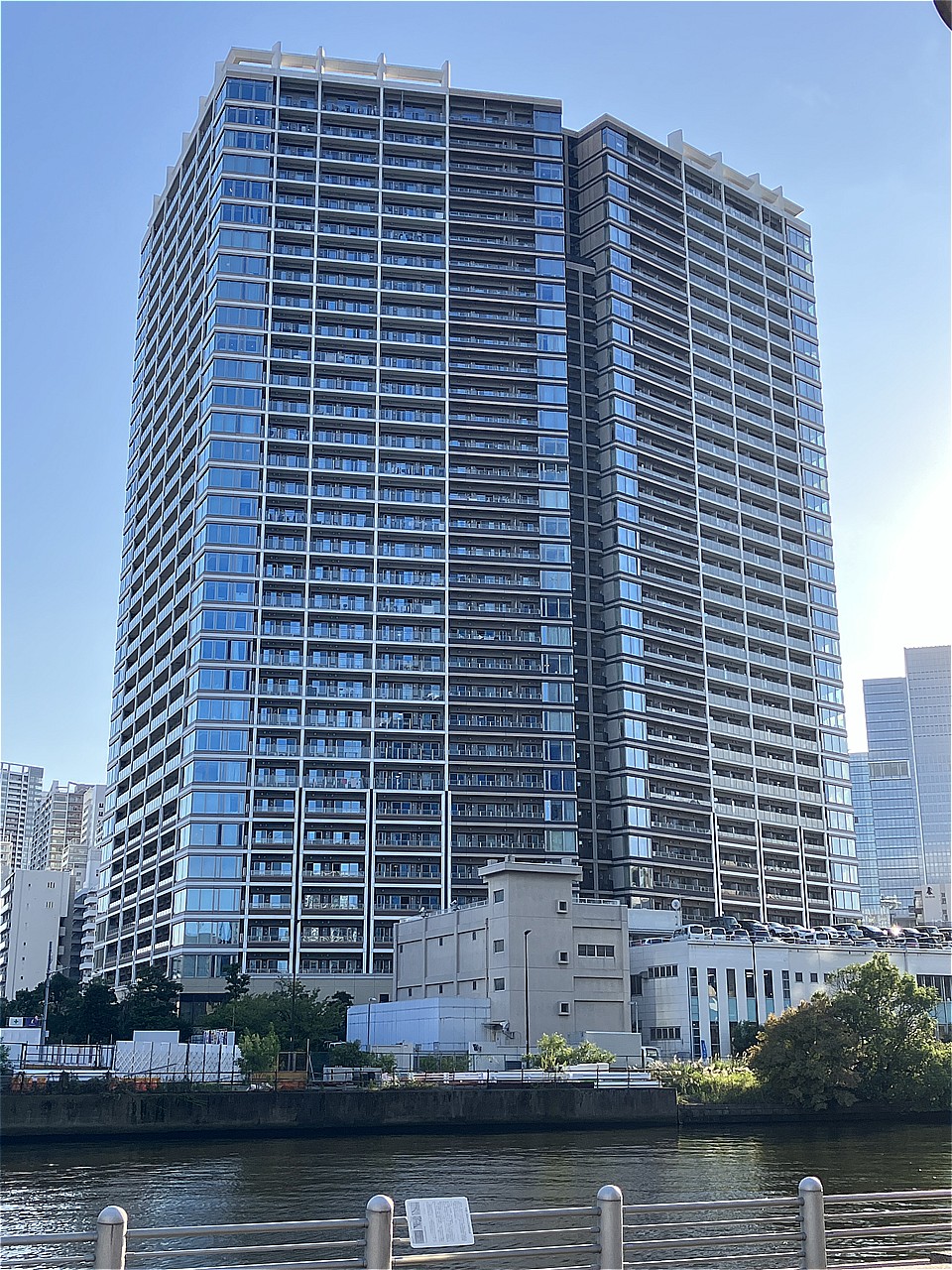 JR山手線/京浜東北線「田町」駅まで徒歩10分、都営三田線/浅草線「三田」駅まで徒歩8分など、複数沿線・駅が利用できます。主要ターミナル駅までのアクセスもスムーズな利便性の高い立地です。