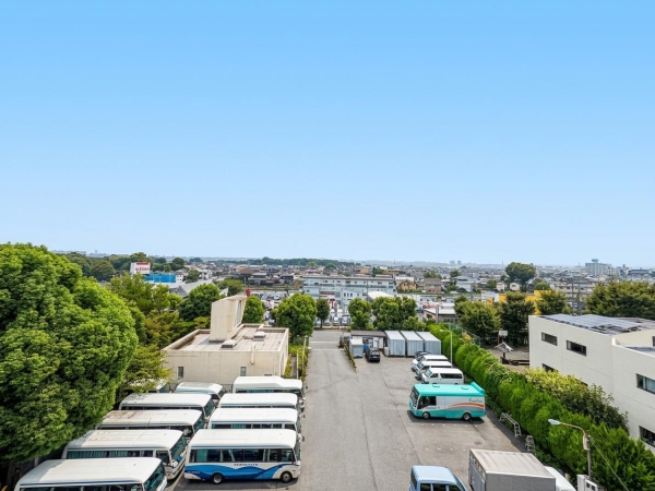 前面に高い建物がなく、開放感のある眺望が広がります