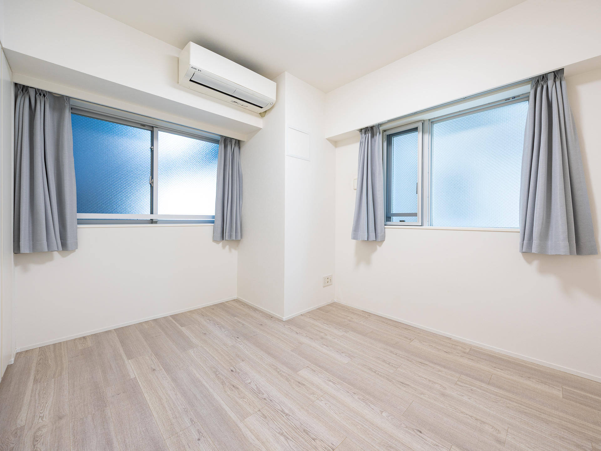 【洋室】窓から光が差し込む、明るい印象のお部屋。シンプルな内装で、家具の色やデザインも選びやす・・・
