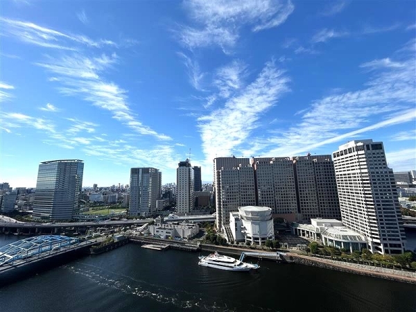 西側の眺望からは運河の景色をお楽しみいただけます