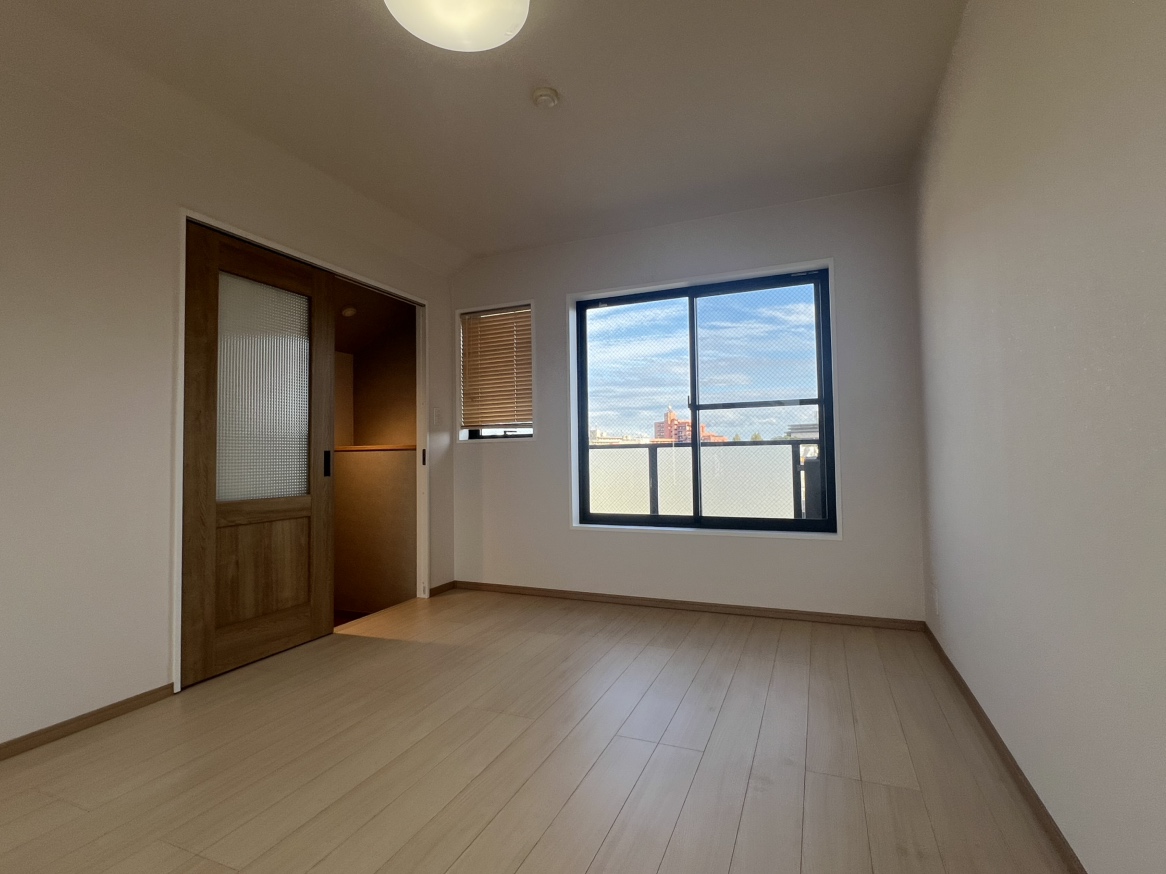 約8.9帖の洋室です。5階に位置する独立したお部屋ですので、主寝室にもおすすめです。南東側のバルコニーと、北西側のルーフバルコニーに出入りできます。