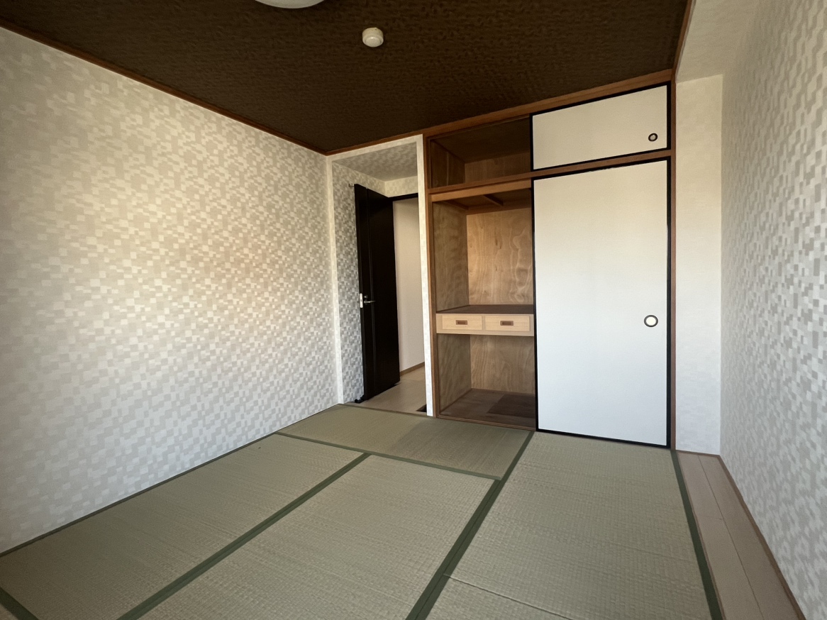 和室には収納が備わっています。シーズンオフの布団や衣類をきれいに整理できそうです。天袋付きなので、思い出の品や普段使用しない物の収納に重宝します。