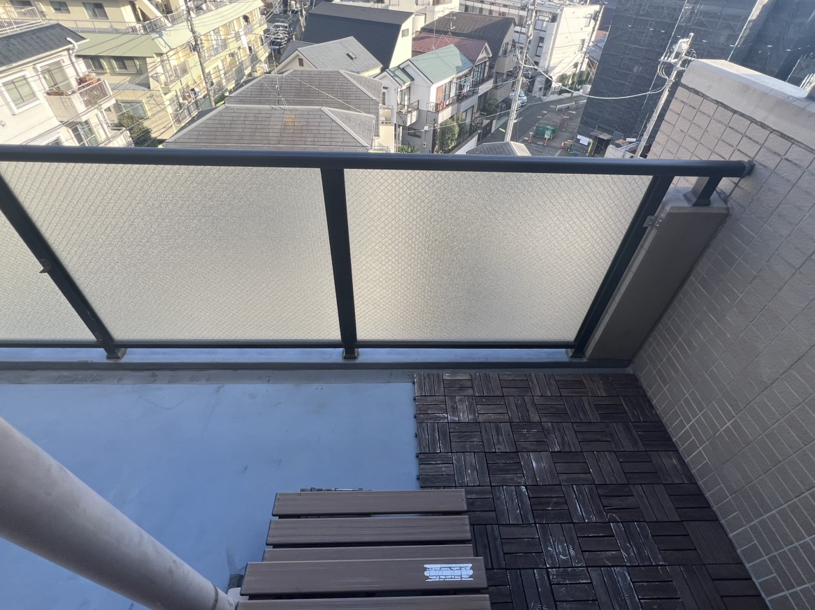 バルコニーは南東向きで、午前中から陽光が差し込みます。4階と5階にあるので、一度にたくさんの洗濯物を乾かすことができそうです。