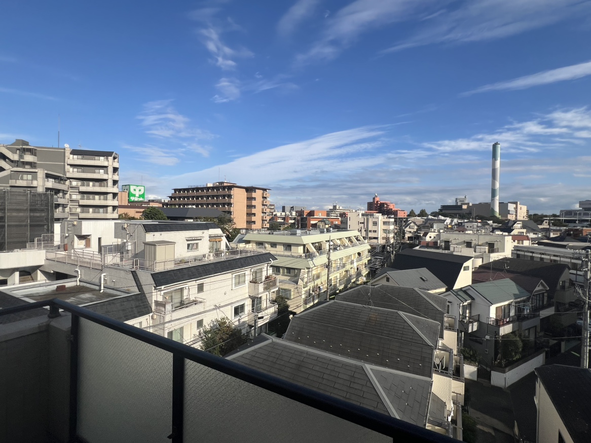 視界を遮る高い建物がなく、眺望良好です。晴れた日には気持ちの良い青空を見渡すことができます。※眺望は将来にわたって保証するものではありません。