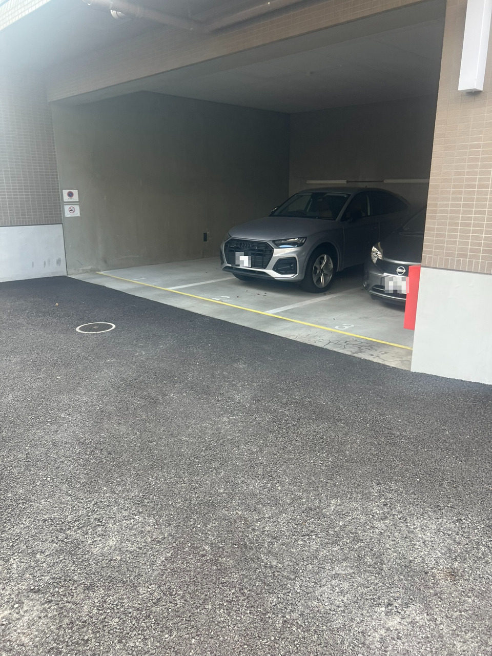 敷地内に車の出し入れがしやすい平面駐車場が設けられています。駐車場の空き状況や利用料金は変動があります。お気軽にお問い合わせください。