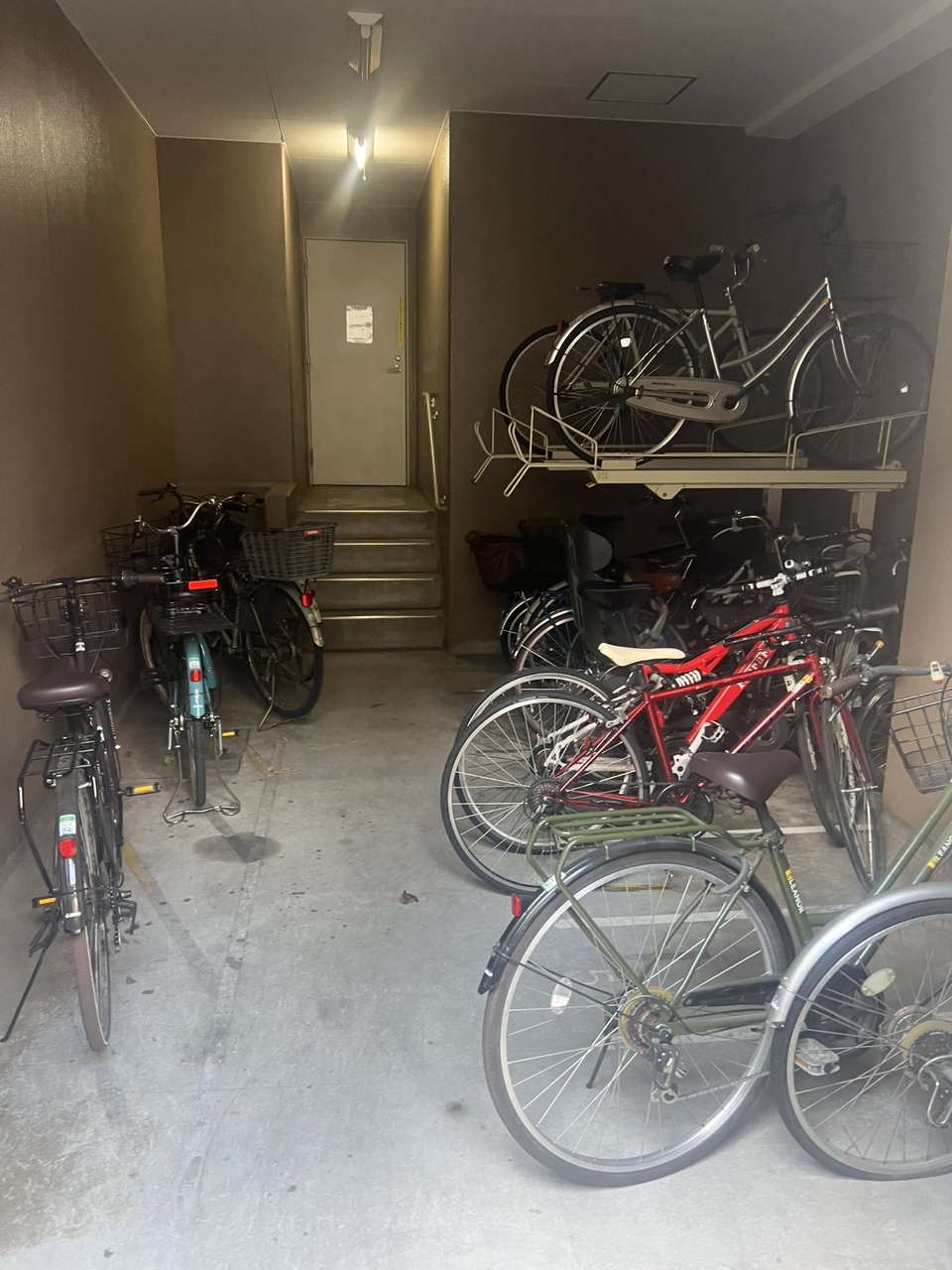 雨風から自転車を守ることができる、屋根付きの駐輪場が備わっています。空き状況などについては、お気軽にお問い合わせください。