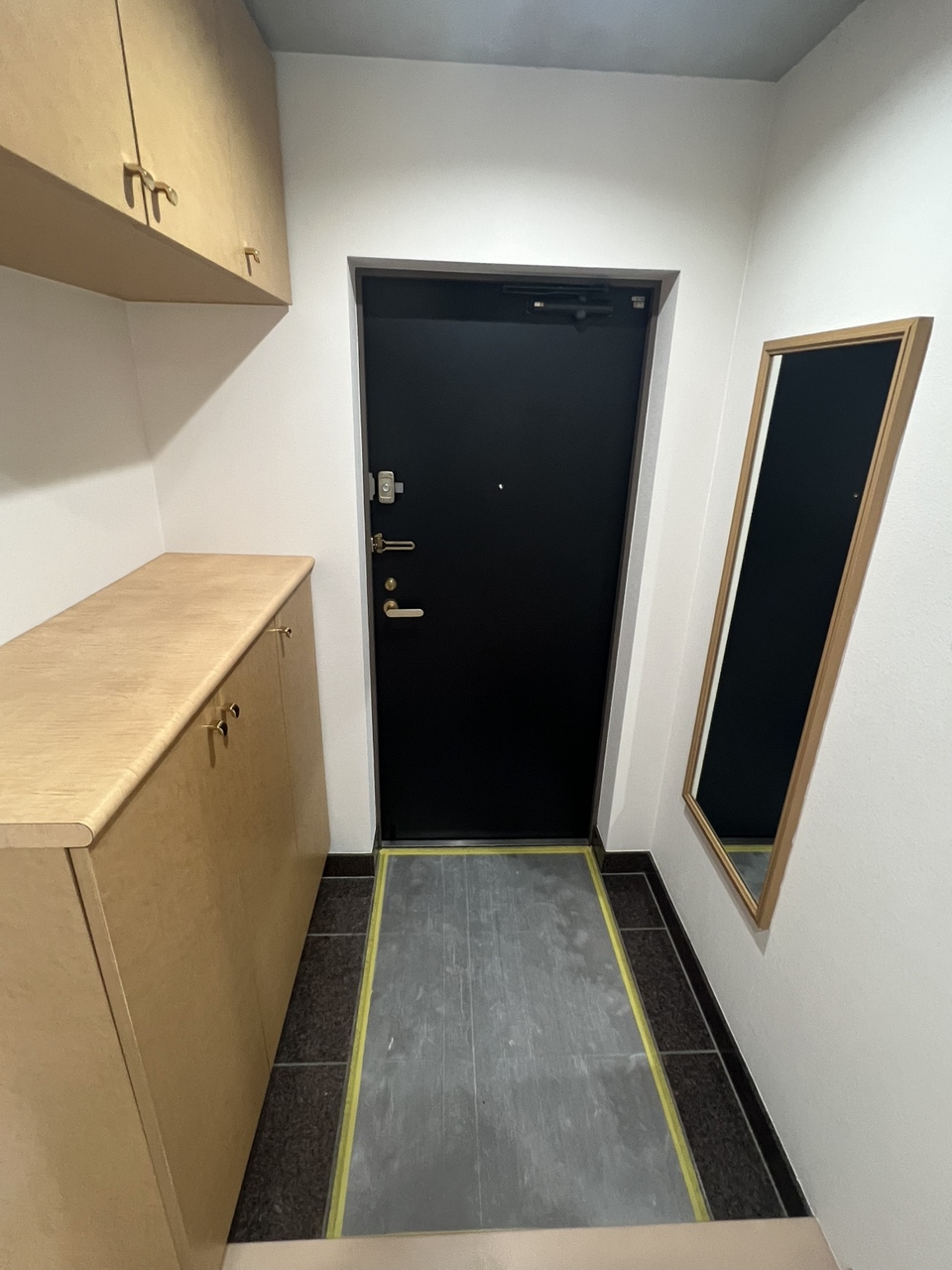 すっきりとした印象の玄関。ご家族やゲストを気持ち良く迎えてくれます。全身鏡付きなので、お出かけ前に身だしなみの確認ができます。