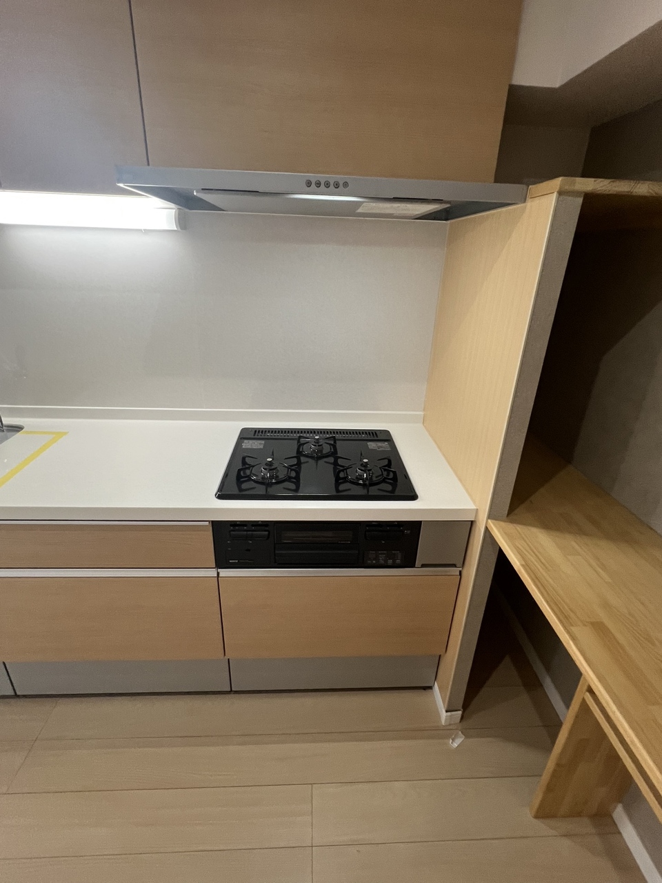 調理に集中しやすい壁付けキッチンが採用されています。収納もたくさんあり、調理器具や食器もすっきり片付けることができます。3口ガスコンロで同時に複数品調理可能です。