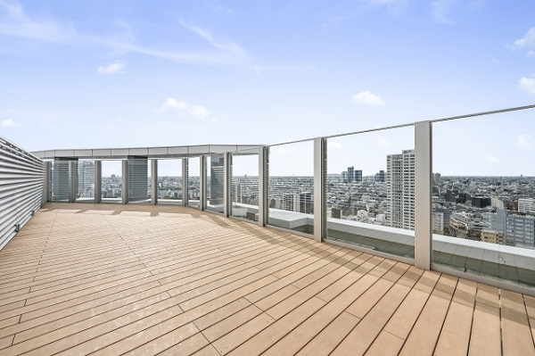 屋上には開放的な風景が広がるスカイデッキ