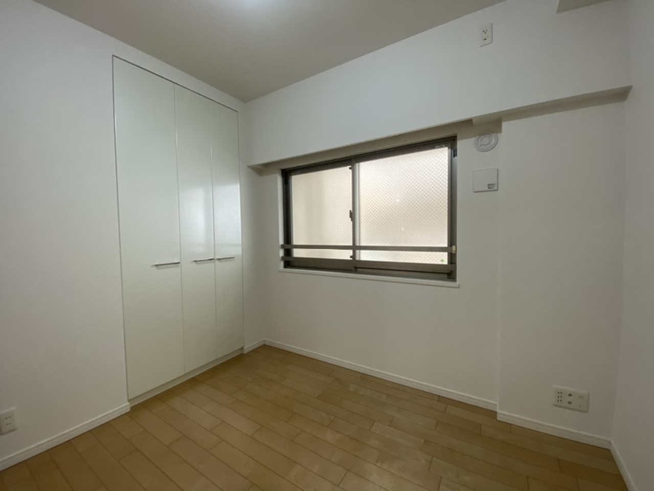 【洋室/約5.0帖】全居室に窓付きのため、空気の入れ替えもスムーズに行えそうです。全洋室に収納が設けられています。室内の整理整頓が叶い、住空間を広々と有効に活用できます。